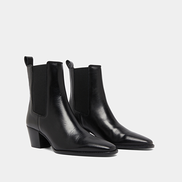 Bottines à talons biseautés et bouts poi... in black leather | BIRKIN