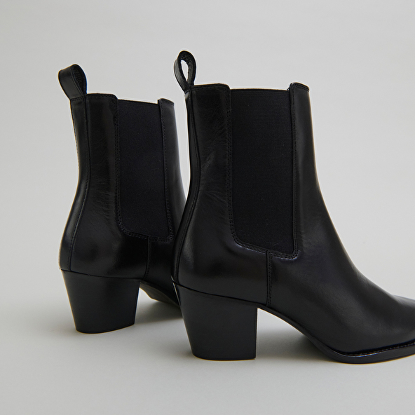 Bottines à talons biseautés et bouts poi... in black leather | BIRKIN