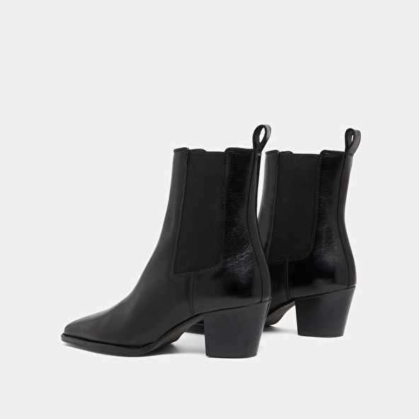 Bottines à talons biseautés et bouts poi... in black leather | BIRKIN