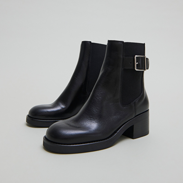 Boots &agrave; &eacute;lastiques et boucles ajustables... in black leather | BOULOU