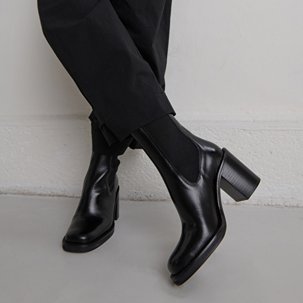 Ankle boots with overflowing heels in black leather | BRETZ
