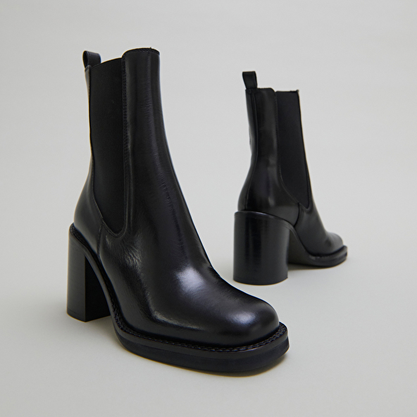 Ankle boots with overflowing heels in black leather | BRETZ