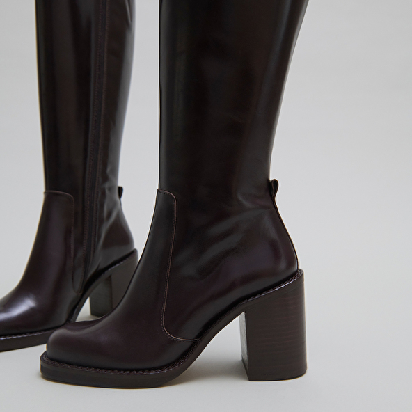 Boots with overflowing heels in dark brown leather | BRETZEL
