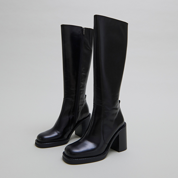 Boots with overflowing heels in black leather | BRETZEL