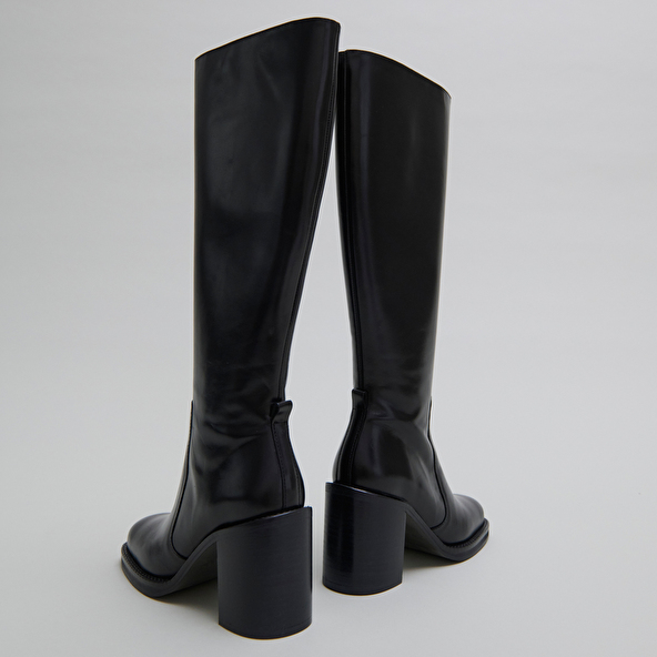 Boots with overflowing heels in black leather | BRETZEL