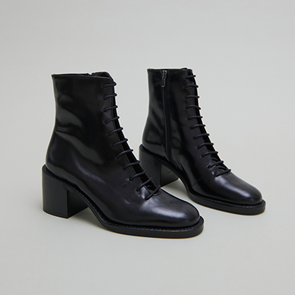 Boots à lacets et talons débordants in black leather | BRINDILLE