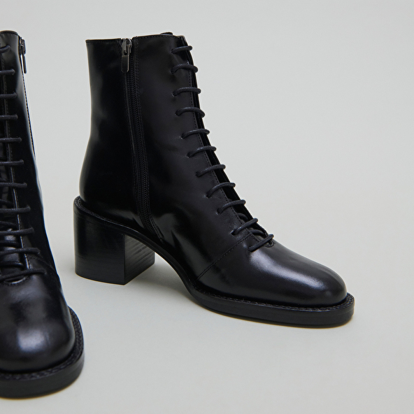 Boots à lacets et talons débordants in black leather | BRINDILLE