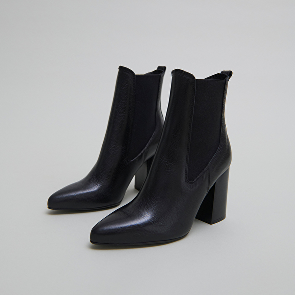 Bottines &agrave; talons et bouts pointus in black grained leather | BROOK