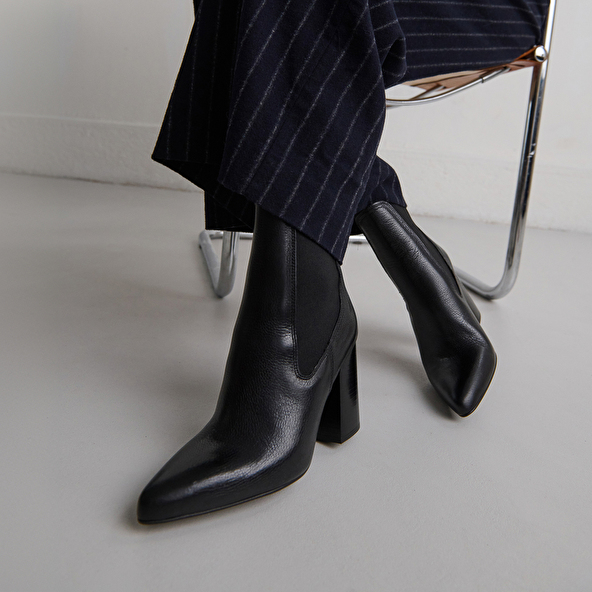 Bottines &agrave; talons et bouts pointus in black grained leather | BROOK