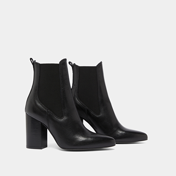 Bottines &agrave; talons et bouts pointus in black grained leather | BROOK