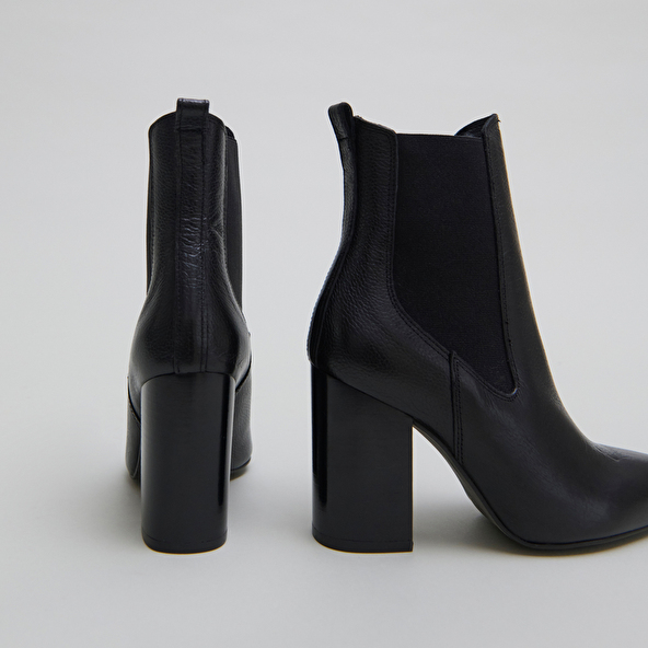 Bottines &agrave; talons et bouts pointus in black grained leather | BROOK