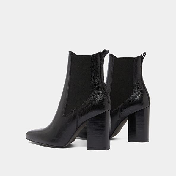 Bottines &agrave; talons et bouts pointus in black grained leather | BROOK