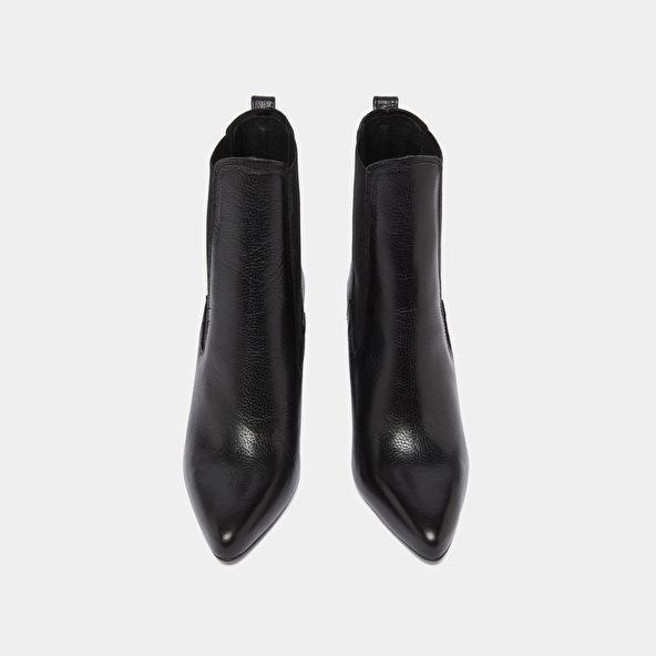 Bottines &agrave; talons et bouts pointus in black grained leather | BROOK