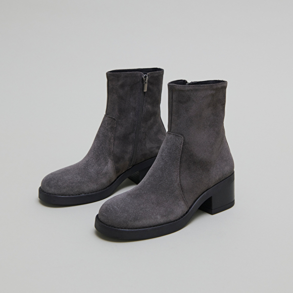 Boots à talons droits in grey suede | BUENA