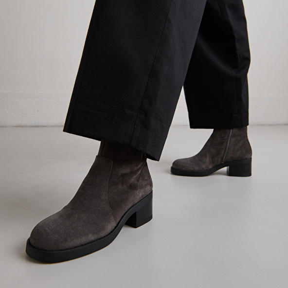 Boots à talons droits in grey suede | BUENA
