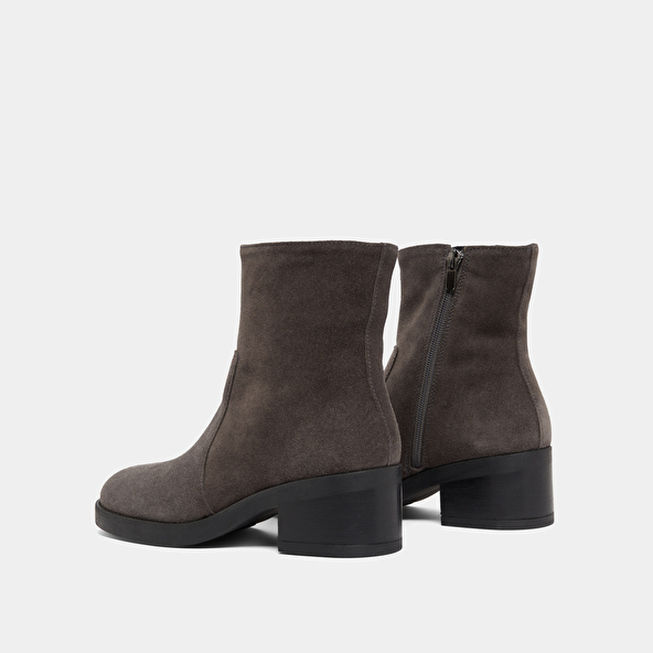 Boots à talons droits in grey suede | BUENA