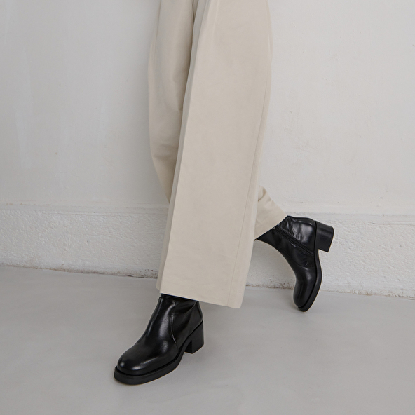 Boots à talons droits in black distressed leather | BUENA