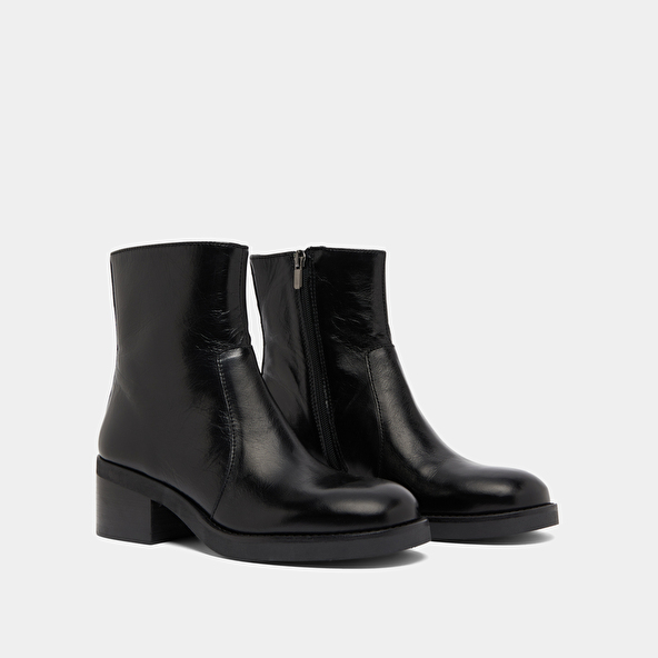 Boots à talons droits in black distressed leather | BUENA