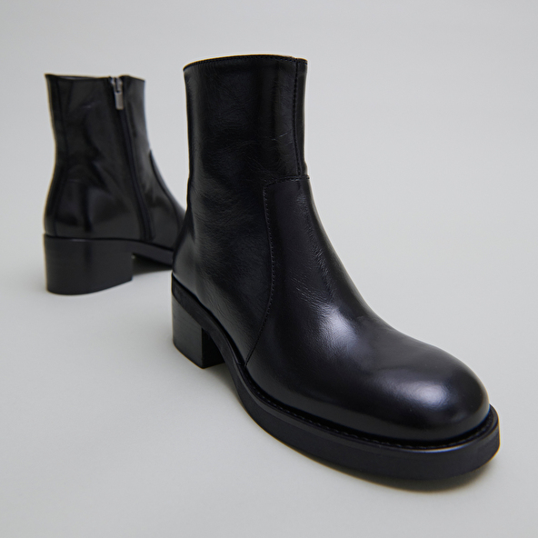 Boots à talons droits in black distressed leather | BUENA