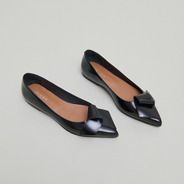 Ballerines à bouts pointus in black glazed leather | DEMO