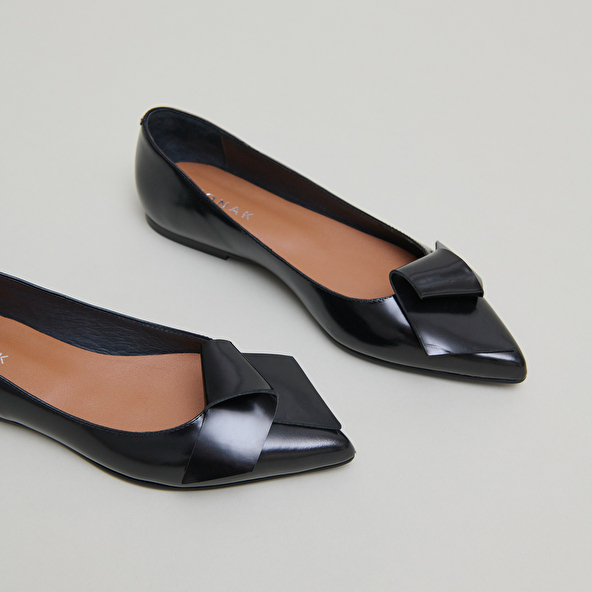 Ballerines à bouts pointus in black glazed leather | DEMO