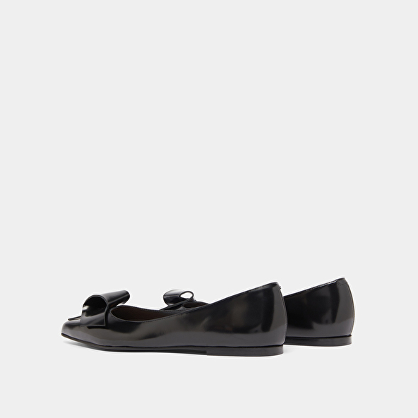 Ballerines à bouts pointus in black glazed leather | demo