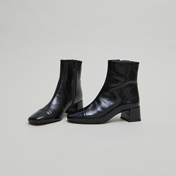 Ankle boots with zips in black pleated patent leather | DOMENICA