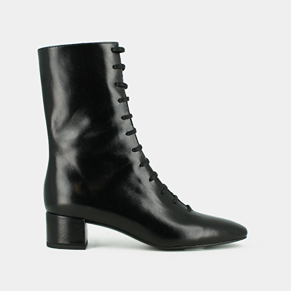 Bottines &agrave; lacets in black distressed leather | DOXA