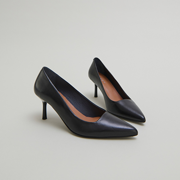 Pointed-toe pumps in black leather | DUNDEE