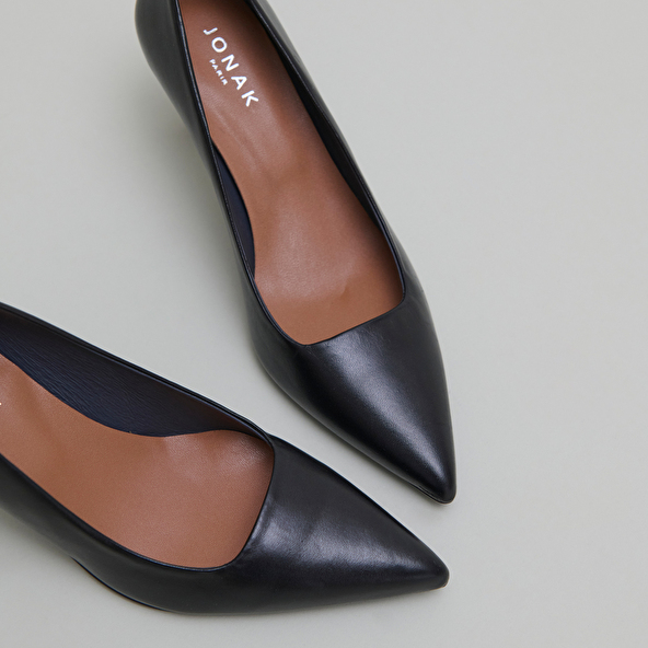Pointed-toe pumps in black leather | DUNDEE