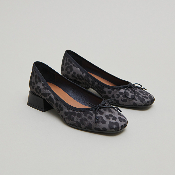 Ballerines à petits talons in gray leopard | DYBIL