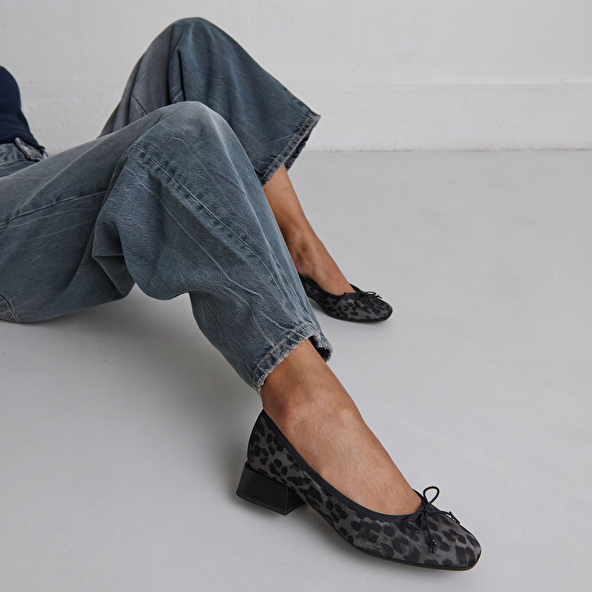 Ballerines à petits talons in gray leopard | DYBIL