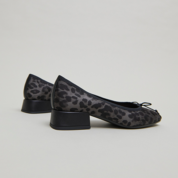 Ballerines à petits talons in gray leopard | DYBIL