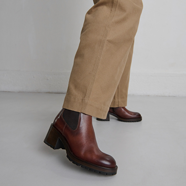 Lowboots with elastic bands in cognac patinated leather | CECILE