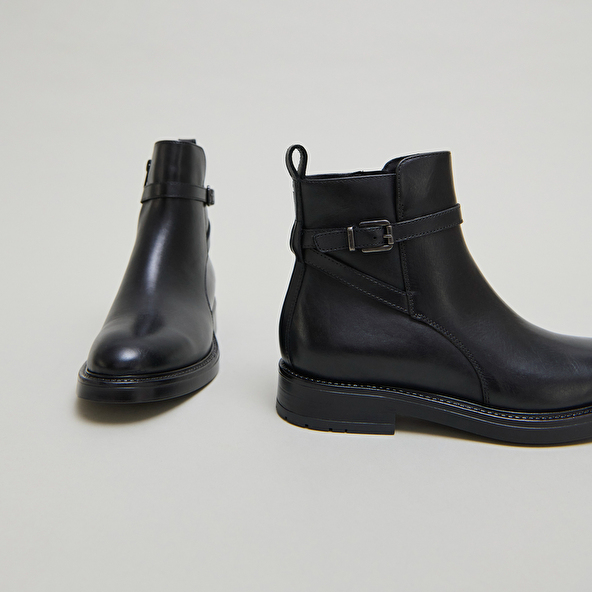 Boots à boucles in black leather | CLEA