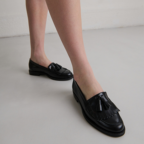 Mocassins à glands in black glazed leather | NELLE