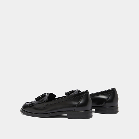 Mocassins à glands in black glazed leather | NELLE