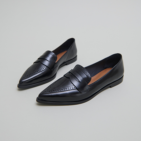 Mocassins à bouts pointus in black glazed leather | DALINA