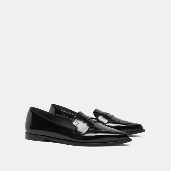 Mocassins à bouts pointus in black glazed leather | DALINA
