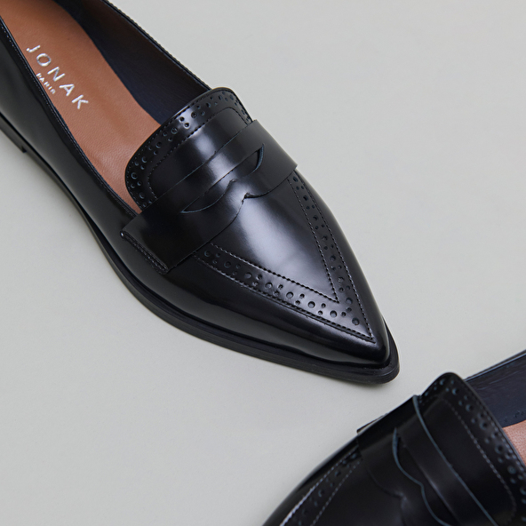 Mocassins à bouts pointus in black glazed leather | DALINA