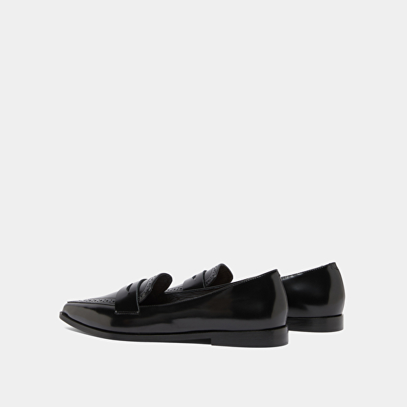 Mocassins à bouts pointus in black glazed leather | DALINA