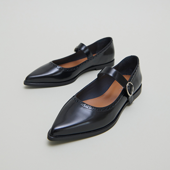 Ballet flats with pointed toes in black glazed leather | DEMIA