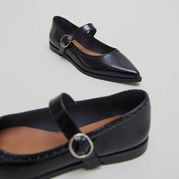 Ballet flats with pointed toes in black glazed leather | DEMIA