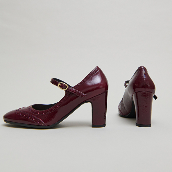 Babies à talons et détails perforés in burgundy shiny leather | DIRIOS