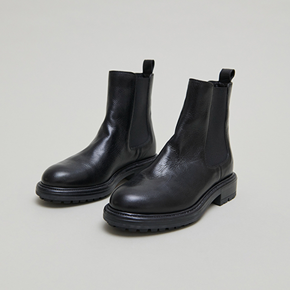 Lowboots with elastic straps and notched soles in black grained leather | CELINA