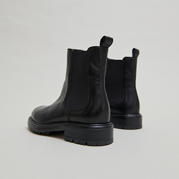 Lowboots with elastic straps and notched soles in black grained leather | CELINA