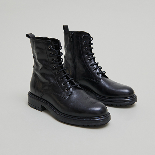 Lowboots with laces and notched soles in black leather | CELIMENE