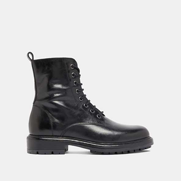 Lowboots with laces and notched soles in black leather | CELIMENE
