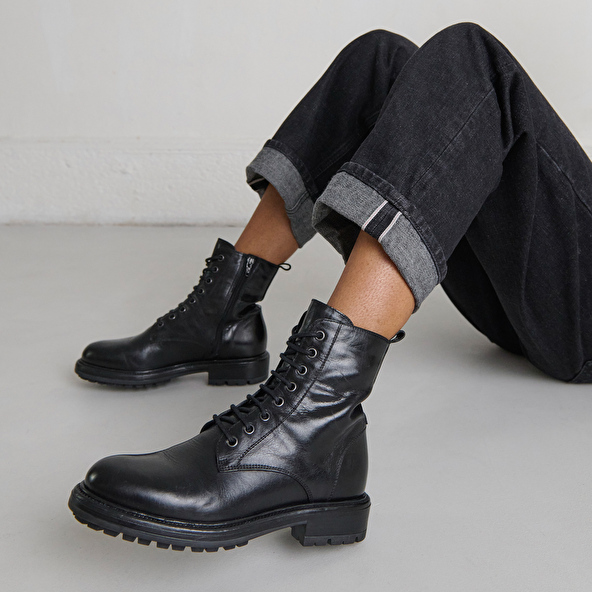 Lowboots with laces and notched soles in black leather | CELIMENE