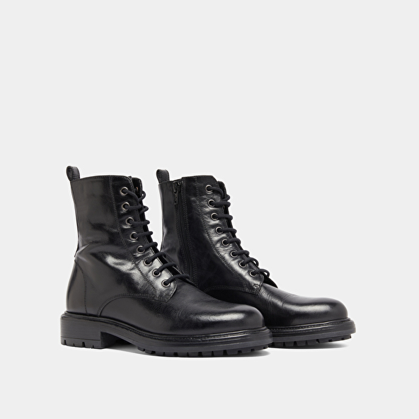 Lowboots with laces and notched soles in black leather | CELIMENE